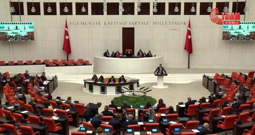 TBMM Genel Kurulu… Ekmen: Gençlerden ülkeyi terk edebilenler ediyor, edemeyenler de üç harfli marketlerde kasiyerlik yapıyor TBMM Genel Kurulu'nda konuşan Yeni Yol Partisi Grup Başkanvekili Mehmet Emin