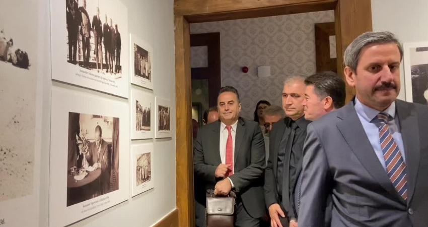 Trabzon’da Atatürk’ü anlatan “Vatana Adanmış Bir Ömrün İzleri” fotoğraf sergisi Ortahisar Belediyesi'nin, 10 Kasım Atatürk'ü Anma Günü dolayısıyla hazırladığı "Vatana