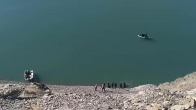 Hakkari'den Van'a giden bir araç Zernek Barajı'na düştü. Araçta bulunan