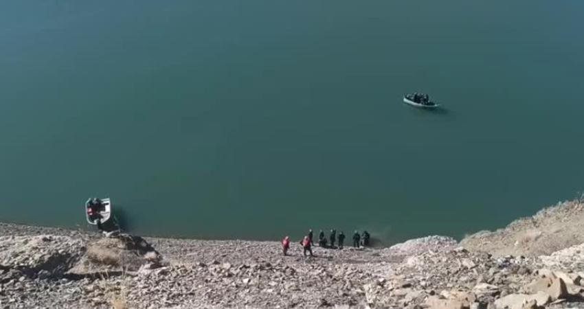 Hakkari'den Van'a giden bir araç Zernek Barajı'na düştü. Araçta bulunan