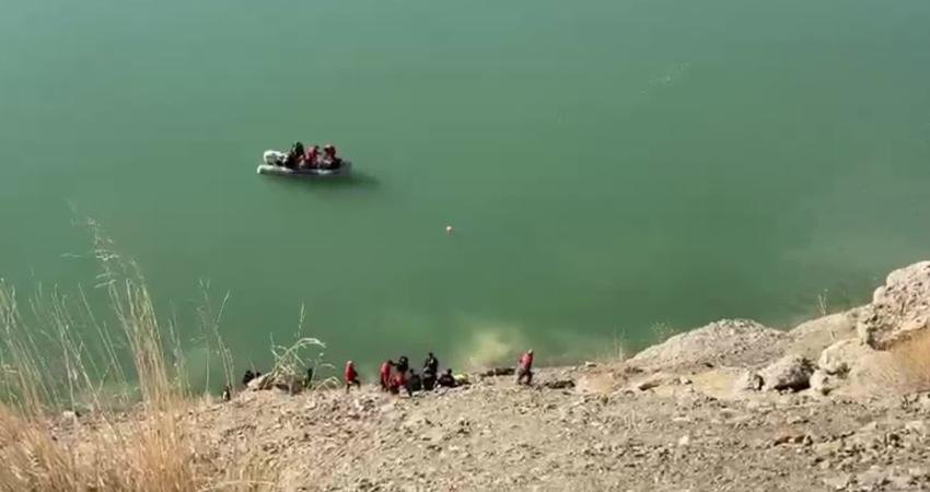 Van’da Zernek Barajı’na uçan araçtaki üç kişinin kimlikleri belli oldu Van'da Zernek Barajı'na düşen araçtaki üç kişinin kimlikleri belli oldu.