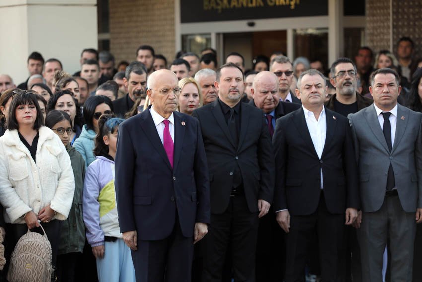 Yenimahalle’de saat 09.05’de hayat durdu Yenimahalleliler, Türkiye Cumhuriyeti’nin kurucusu Gazi Mustafa Kemal Atatürk’ü ebediyete uğurlanışının