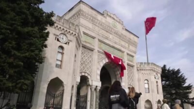 Yükseköğretim Kurulu’nun  kuruluş yıldönümünde İstanbul Üniversitesi önünde toplanan öğrenciler