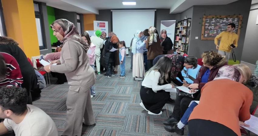 Yozgat’ta kanser hastalarına moral ve motivasyon etkinliği düzenlendi Yozgat’ın Sorgun ilçesinde düzenlenen etkinlikte gençler, kanser hastaları ve yakınlarıyla