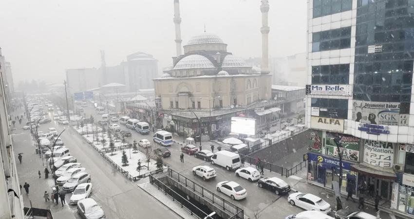 Yüksekova’da mevsimin ilk karı yağdı. Meteoroloji Genel Müdürlüğü’nün yaptığı uyarıların