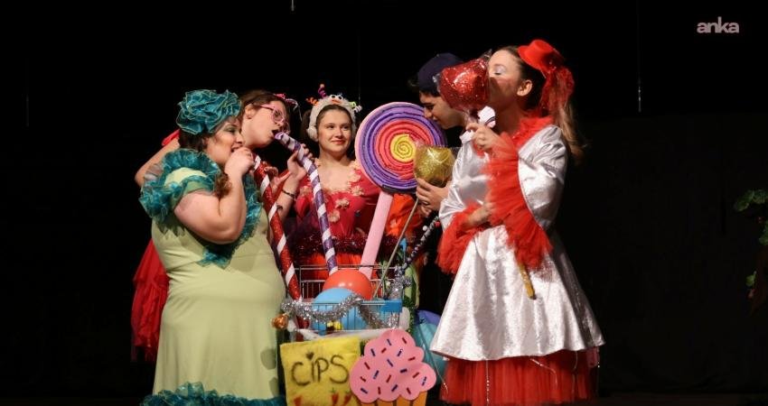 Yunusemre’de çocuklara yönelik “Bizim Ayşe Abur Cubur Krallığı’nda” oyunu sahnelendi Yunusemre Belediyesi’nin ara tatil etkinliği kapsamında sahnelenen “Bizim Ayşe Abur