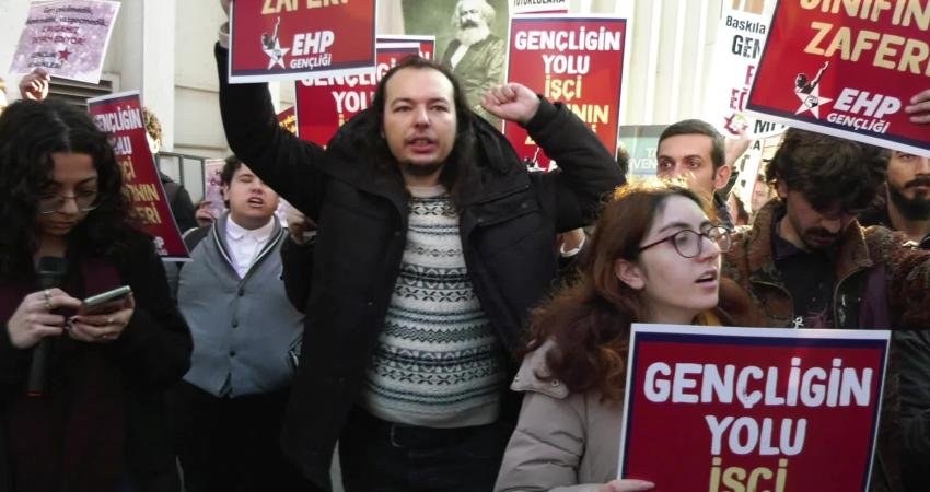 19 Mart Saraçhane protestolarının 9. ayında Beyazıt'ta İstanbul Üniversitesi önünde