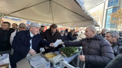 CHP Ankara Milletvekili Adnan Beker, Hüseyingazi'de üç bin kişiye balık dağıttı.