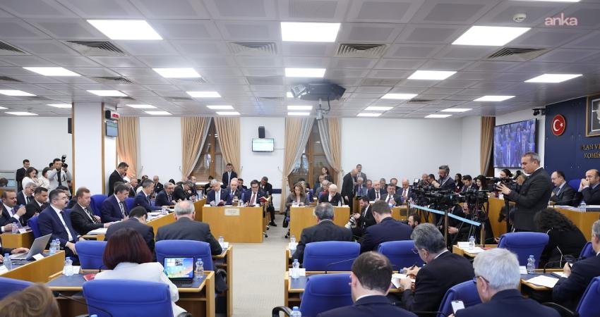 2026 bütçesi Plan ve Bütçe Komisyonu’nda… Sevda Karaca: Emekçiler saraya günde 58 milyar yedirmeye rıza gösterecekler mi zannediyorsunuz EMEP Gaziantep Milletvekili Sevda Karaca, “Türkiye’nin emekçileri 22 bin 104