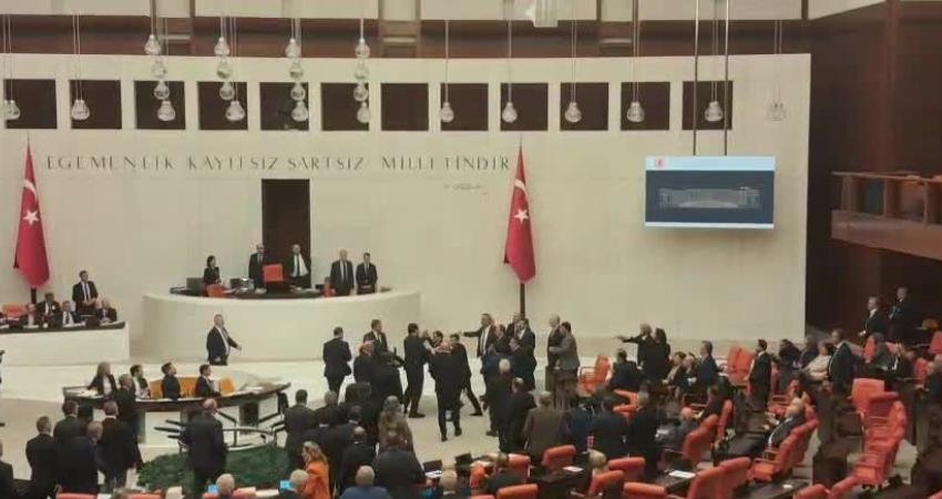 TBMM Genel Kurulu’nda AK Partili Hulki Cevizoğlu ile CHP Grup
