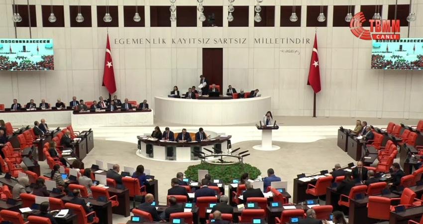 2026 bütçesi TBMM Genel Kurulu’nda… DEM Partili Saki: Devlet Tiyatroları Genel Müdürlüğü’nün başında cinsiyetçi, yandaşlıkta sınır tanımayan bir Genel Müdür Tamer Karadağlı DEM Parti İstanbul Milletvekili Özgül Saki, Devlet Tiyatroları Genel Müdürü