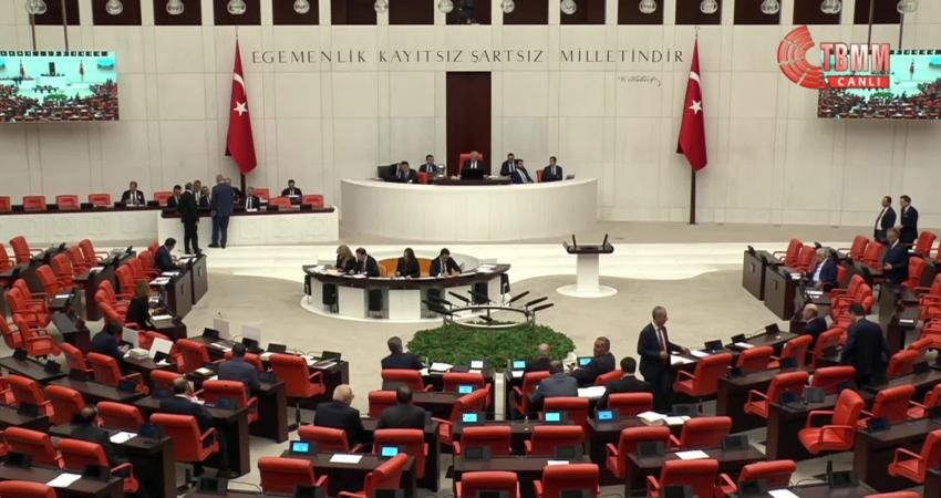 2026 bütçesi TBMM Genel Kurulu’nda… Murat Emir: ‘560 milyar lira büyük soygun var’ dediler, oysa İBB’nin 5 yıllık bütçesi 560 milyar lira etmiyor CHP Grup Başkanvekili Murat Emir, "Dün, Sayın Leyla Şahin Usta’nın