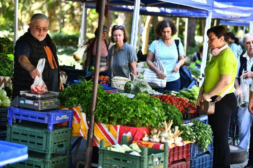 İzmir Büyükşehir Belediyesi üreticiye desteğini sürdürdü İzmir Büyükşehir Belediyesi zor günler geçiren çiftçiye 2025 yılında 550