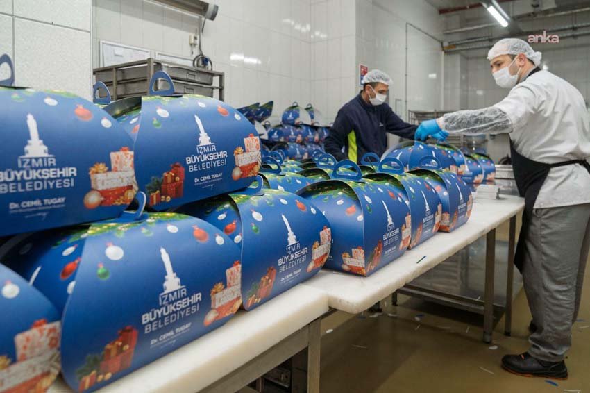 İzmir’de yeni yıl pastaları bu yıl da Büyükşehir’den İzmir Büyükşehir Belediyesi’nin 2025’e girerken çocuklu ailelere yönelik başlattığı yeni