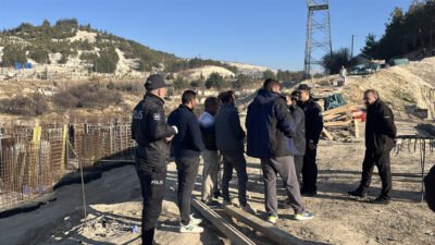 Burdur’da TOKİ konutları inşaatında çalışan işçiler, yaklaşık 2 aydır maaşlarını