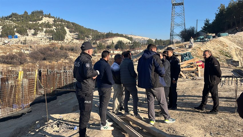 Burdur’daki TOKİ inşaatında maaşlarını alamayan işçiler vinç üzerine çıkarak eylem yaptı Burdur’da TOKİ konutları inşaatında çalışan işçiler, yaklaşık 2 aydır maaşlarını