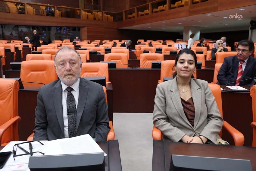 DEM Partili Temelli: SDG’nin silah bırakmasını Suriye iktidarı istemiyor ki; siz neden istiyorsunuz? DEM Parti Grup Başkanvekili Sezai Temelli, TBMM Genel Kurulu'nda yaptığı