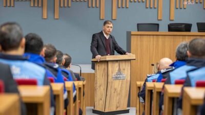 İzmir Büyükşehir Belediyesi’nin personelinin yeni yılını kutlamak için düzenlenen etkinlikte