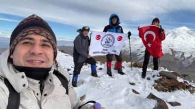 İDABİS sporcuları, 15 Aralık Dünya Türk Dili Günü sebebiyle Pamuk Dağı’na tırmandı Iğdır Dağcılık ve Bisiklet Spor Kulübü (İDABİS) sporcuları, 15 Aralık