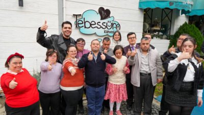 Sanatçı Emir Can İğrek, Üsküdar Belediyesi tarafından işletilen Tebessüm Kahvesi’nde