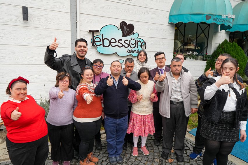 Sanatçı Emir Can İğrek, Üsküdar Belediyesi tarafından işletilen Tebessüm Kahvesi’nde