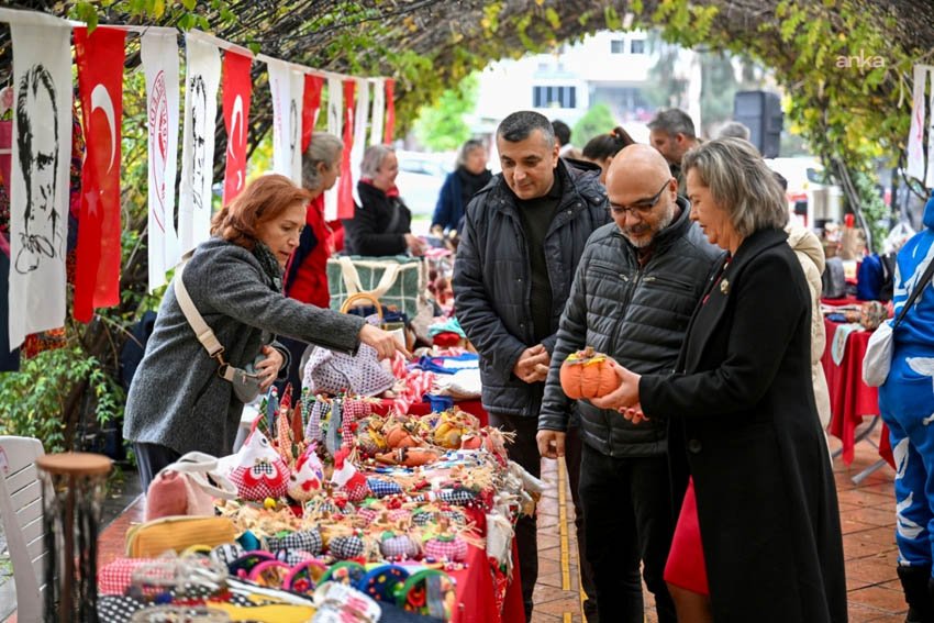 Bornova Belediyesi’nin ev sahipliğinde düzenlenen Yılbaşı Hediyelik Eşya Günleri, kadın