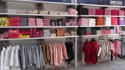 Kuşadası Belediyesi tarafından ihtiyaç sahibi ailelerin çocuklarına ücretsiz yeni giysiler