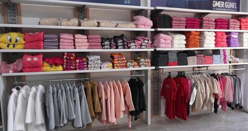 Kuşadası Belediyesi tarafından ihtiyaç sahibi ailelerin çocuklarına ücretsiz yeni giysiler