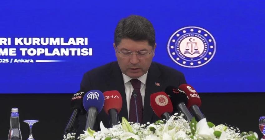 Adalet Bakanı Yılmaz Tunç: Hedefimiz demokratik, sivil, katılımcı bir Anayasa borcumuzu milletimize ödemektir Adalet Bakanı Yılmaz Tunç, Ankara Hakimevi'nde yapılan İnsan Hakları Kurumları