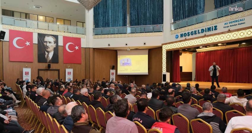 Adana Büyükşehir Belediyesi personeline, sahada yürütülen hizmetlerde araç kullanımının önemi