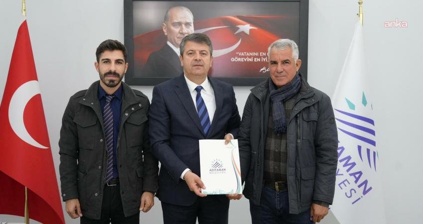 Adıyaman Belediyesi, yeni taziye evi için protokol imzaladı… Başkan Tutdere: “Dayanışmayla büyüyen Adıyaman’ımızı inşa ediyoruz” Adıyaman Belediye Başkanı Abdurrahman Tutdere ile iş insanı Osman Aslan,