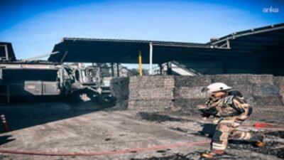 İzmir Büyükşehir Belediyesi itfaiye ekipleri, Bornova’da faaliyet gösteren bir çimento