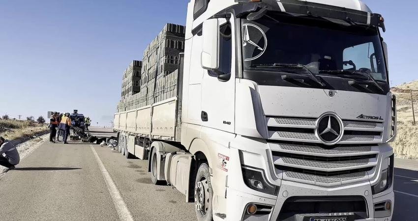 Akçadağ’da feci kaza: Minibüs tıra çarptı, 3 kişi yaşamını yitirdi Malatya’nın Akçadağ ilçesi Kozluca mevkisinde meydana gelen trafik kazasında 3