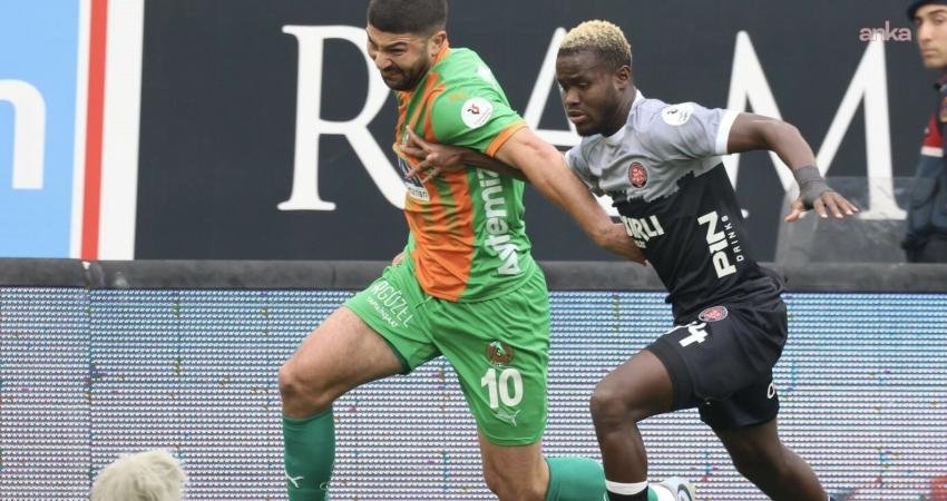 Süper Lig’in 17. haftasnda Alanyaspor, Fatih Karagümrük’ü 2-0 mağlup etti.