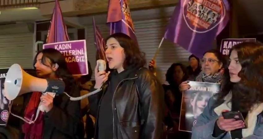 Ankara’da kadınlardan Gülhan Taş’ın öldürüldüğü evin önünde eylem: “Türkiye’de kadınların en temel hakkı olan yaşam hakkı bile devletin ihmaliyle ellerinden alınıyor” Kadın Cinayetlerini Durduracağız Platformu, Ankara’da dört ayrı uzaklaştırma kararı aldırdığı