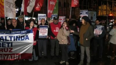 Kadıköy’de Asgari Ücret İnisiyatifi adına basın açıklamasını okuyan Tahsin Mert