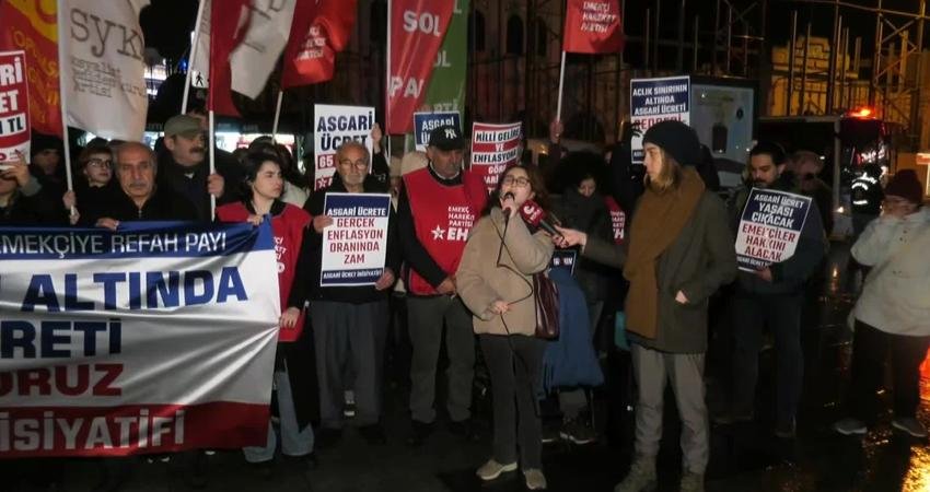 Kadıköy’de Asgari Ücret İnisiyatifi adına basın açıklamasını okuyan Tahsin Mert
