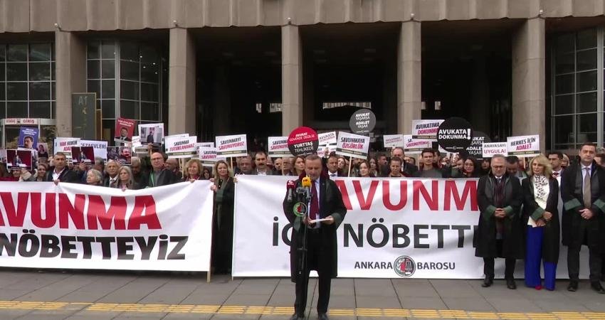 Avukatlardan Ankara Adliyesi önünde “Savunma Nöbeti”… Mustafa Köroğlu: “Adliyeler kimsenin oyuncağı değil, halkın adalet arayışının sığınağıdır” Ankara Adliyesi önünde gözaltına alınan, tutuklanan ve yıllardır cezaevinde tutulan