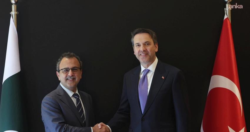 Bakan Bayraktar, Pakistanlı mevkidaşı Elektrikten Sorumlu Enerji Bakanı Leghari ile görüştü Enerji ve Tabii Kaynaklar Bakanı Alparslan Bayraktar, Pakistan Elektrikten Sorumlu Enerji