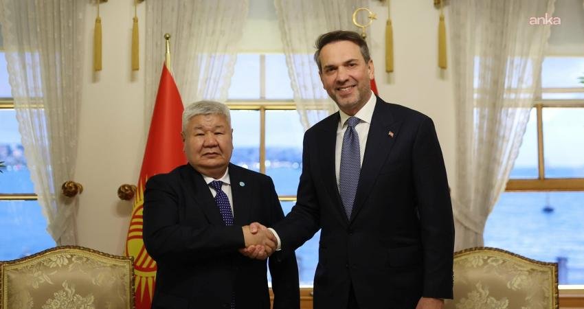 Bakan Bayraktar, Kırgızistanlı mevkidaşı Ibraev ile bir araya geldi Enerji ve Tabii Kaynaklar Bakanı Alparslan Bayraktar, Türk Devletleri Teşkilatı Enerjiden