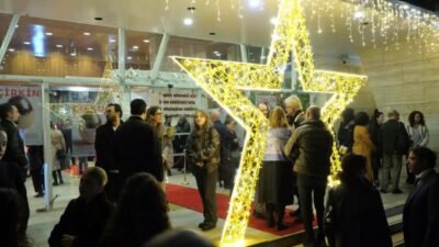 "Çirkin" tiyatro oyunu Bakırköy Belediye Tiyatroları sahnesinde gösterilmeye başlandı. Oyunda Bakırköy