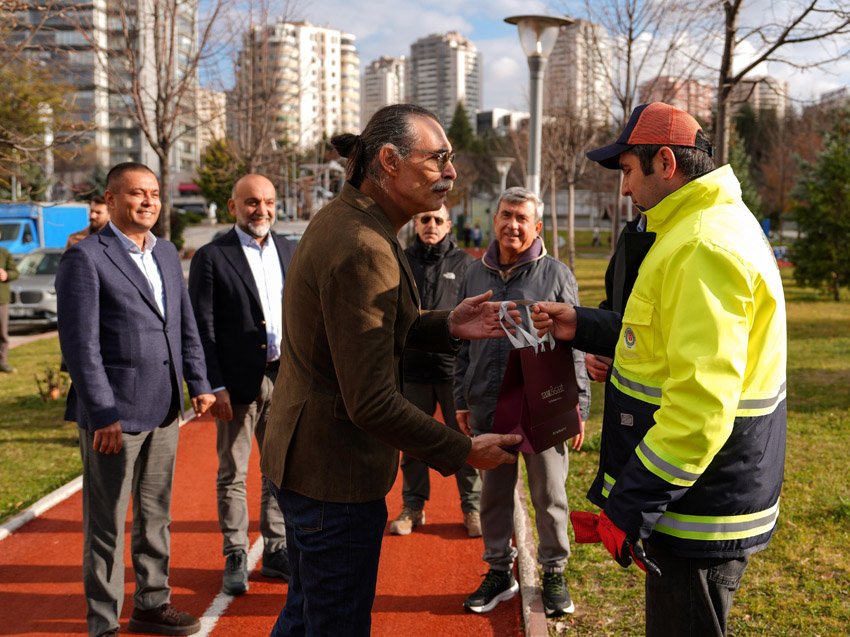 Başkan Beşikcioğlu’ndan mesai arkadaşımız Emrah Özbek’e teşekkür ziyareti Etimesgut Belediye Başkanı Erdal Beşikcioğlu, Yaşamkent’teki Şehit Kubilay Parkı’nı her gün büyük