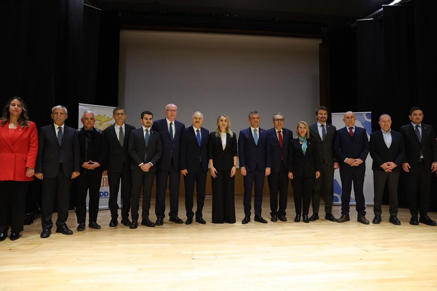 Başkan Şahin İmamoğlu dayanışması için ödül törenindeydi Mamak Belediye Başkanı Veli Gündüz Şahin, Sosyal Demokrasi Derneği’nin (SDD)