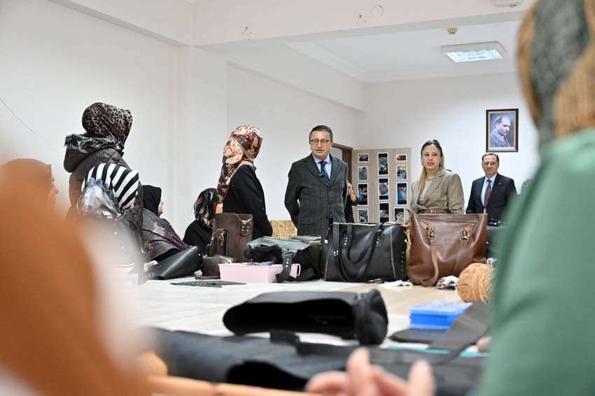 Başkan Tiryaki Altındağlı kadınlarla buluştu Altındağ Belediye Başkanı Dr. Veysel Tiryaki, Karapürçek Mimar Başak Cengiz