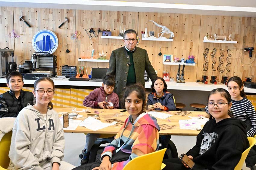 Başkan Tiryaki’den Bilim Merkezi’ne ziyaret Altındağ Belediye Başkanı Dr. Veysel Tiryaki, Başkent Millet Bahçesi’nde bulunan