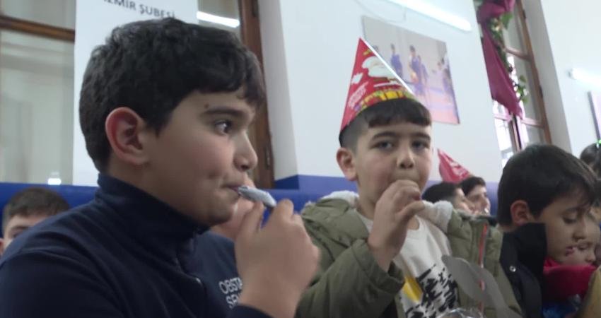 Basmane’de yeni yıl etkinliği Basmane ve çevresindeki çocuklar, İzmir Büyükşehir Belediyesi ve Türk Kadınlar