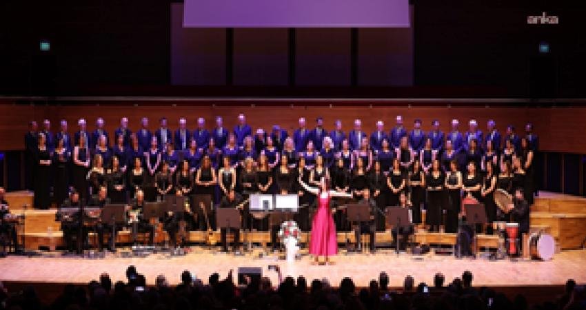 Türk Halk Müziği’nin efsane ismi 84 yaşındaki Bedia Akartürk, İzmir