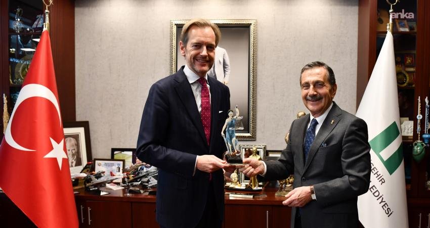 Belçika Büyükelçisi Van De Velde, Tepebaşı Belediye Başkanı Ataç’ı ziyaret etti Çeşitli temaslarda bulunmak üzere Eskişehir’e gelen Belçika Büyükelçisi Hendrik Van