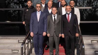Beşikcioğlu’ndan Gençlerbirliği’ne ziyaret Etimesgut Belediye Başkanı Erdal Beşikcioğlu, Ankara futbolunun köklü temsilcilerinden Gençlerbirliği