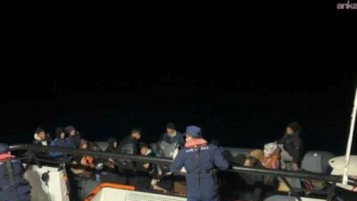 Sahil Güvenlik ekipleri, motor arızası nedeniyle sürüklenen lastik botta bulunan